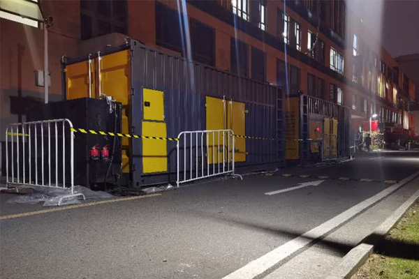 泸溪柴油发电机组的输出电压是如何调节的？